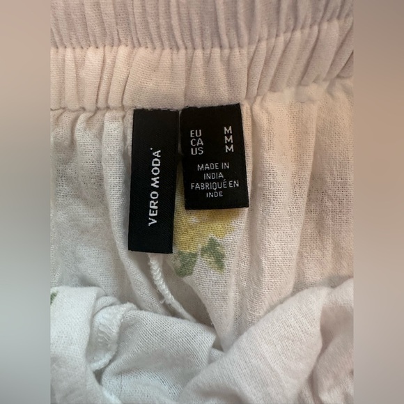 Women’s Vero Moda Lemon Mini Skirt, size medium - Picture 5 of 6